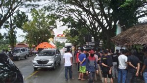 Puluhan Sopir Angkutan Demo di Pos Penyekatan Mudik Luwu Utara