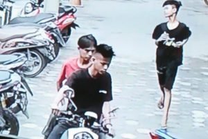 2 Kawanan Terpantau CCTV Saat Curi Helem di RS Palopo