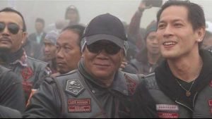 Chef Juna dan Mas Aji Wawul yang memberinya tamparan kasih sayang saat pelantikan pengangkatan member klub motor