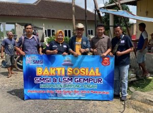 Kolaborasi Bersama LSM Gempur, SMSI Lamteng Buatkan Warga Sumur Bor