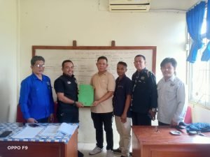 Konferkab PWI Way Kanan Panitia Terima Berkas Pendaftaran Salah Satu Calon Ketua PWI Way Kanan Periode 2024-2027