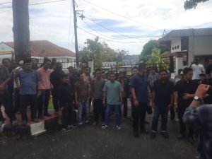 Ratusan Massa Gabungan Tiga Kampung dan Team Anti Kriminalisasi Advokat Geruduk Kejaksaan Negeri Way Kanan
