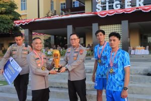Liga Minisoccer Kapolda Cup 2025 Berkahir, Kapolda Lampung Berikan Langsung Piala Bergilir