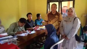 Dinsos Way Kanan Bagikan Ratusan Kartu Keluarga Sejahtera di Negeri Agung