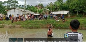 Karang Taruna Sumber Baru Gelar Lomba Babat Bantal Usai 17 Agustus