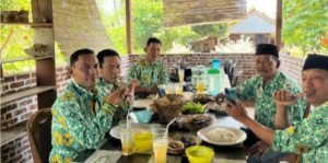 Ketua Apdesi dan Sekretaris Apdesi Ngobrol Santai Bareng Kepala Kampung