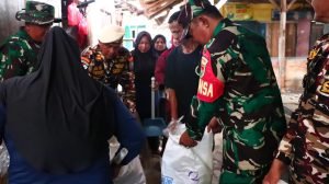 Bersama Warga, Ormas Anggota Koramil 410-03/TBU Gotong Royong Bersihkan Area Pasar