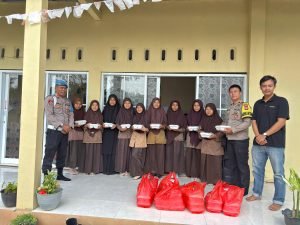 Jumat Berkah, Polsek Lambu Kibang  Bagikan Nasi Kotak kepada Santri Pondok Pesantren Nurul Kirom