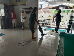 Anggota Babinsa Koramil 410-05/TKP, Pimpin Langsung Bersihkan Masjid Nurul Falah