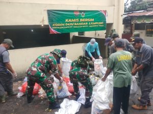 Personil Koramil 410-05/Tanjung Karang Pusat, Lakukan Giat Kamis Bersih
