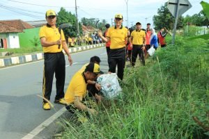 Kerja Bakti di Sepanjang Jalan Tugu Rato Naga sampai Tugu Payung, Polres Bersama Pemkab Tulang Bawang Barat  Wujudkan Lingkungan Bersih dan Asri
