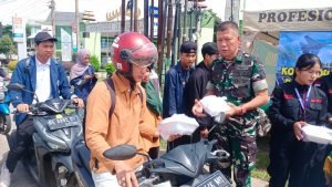 Kepedulian Sosial Koramil 410-06/KDT bersama Politeknik Lampung Melalui Program “Jumat Berkah”