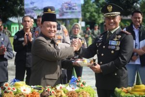 Wakil Bupati Drs. Mad Hasnurin Beri Kejutan Tumpeng HUT ke 80 TNI di Makodim 0422 Lampung Barat