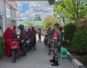 Bantu Kelancaran Operasional Saat Kelangkaan BMM, Babinsa Koramil 1710-02/Timika Turun Tangan Tertibkan Antrian di SPBU