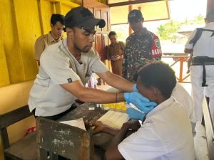 Peduli Kondisi Kesehatan Generasi Penerus Bangsa, Babinsa Koramil 1710-06/Agimuga Dampingi Nakes Pemeriksaan Kesehatan Kepada Pelajar