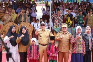 Seragam Gratis Parosil Mabsus dan Mad Hasnurin Menjadi Program Primadona Masyarakat Lambar