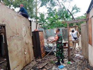 Anggota Babinsa Kodim 0410/ dengan Cekatan Bantu Warga