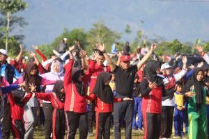 Momen Haru di Pagar Dewa, Bupati Parosil Hadiahi Sepeda untuk Gadis Kecil yang Kehilangan Ayah