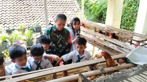 Anak SD Tunas Mekar Indonesia Antusias Kunjungi Koramil 410-04/Tanjung Karang Timur