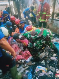 Api Melalap Permukiman Padat, Babinsa Serda Yana Jadi Ujung Tombak Respons Cepat di Lokasi Kebakaran