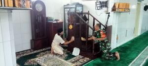 Koramil 410-05/TKP Lakukan Karya Bakti Bersihkan Masjid