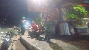 Anggota Babinsa Koramil TKT Tingkatkan Keamanan Lingkungan Melalui Patroli Teritorial Malam Hari
