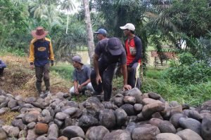 Wabup Romli Turun Langsung Gotong Royong Perbaiki Jalan di Abung Tengah